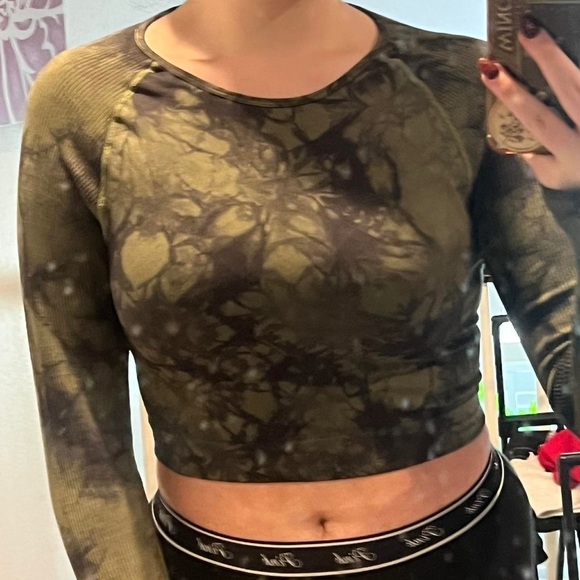 PINK Olive Tie-Dye Long Sleeve Crop Top - Picture 3 of 8